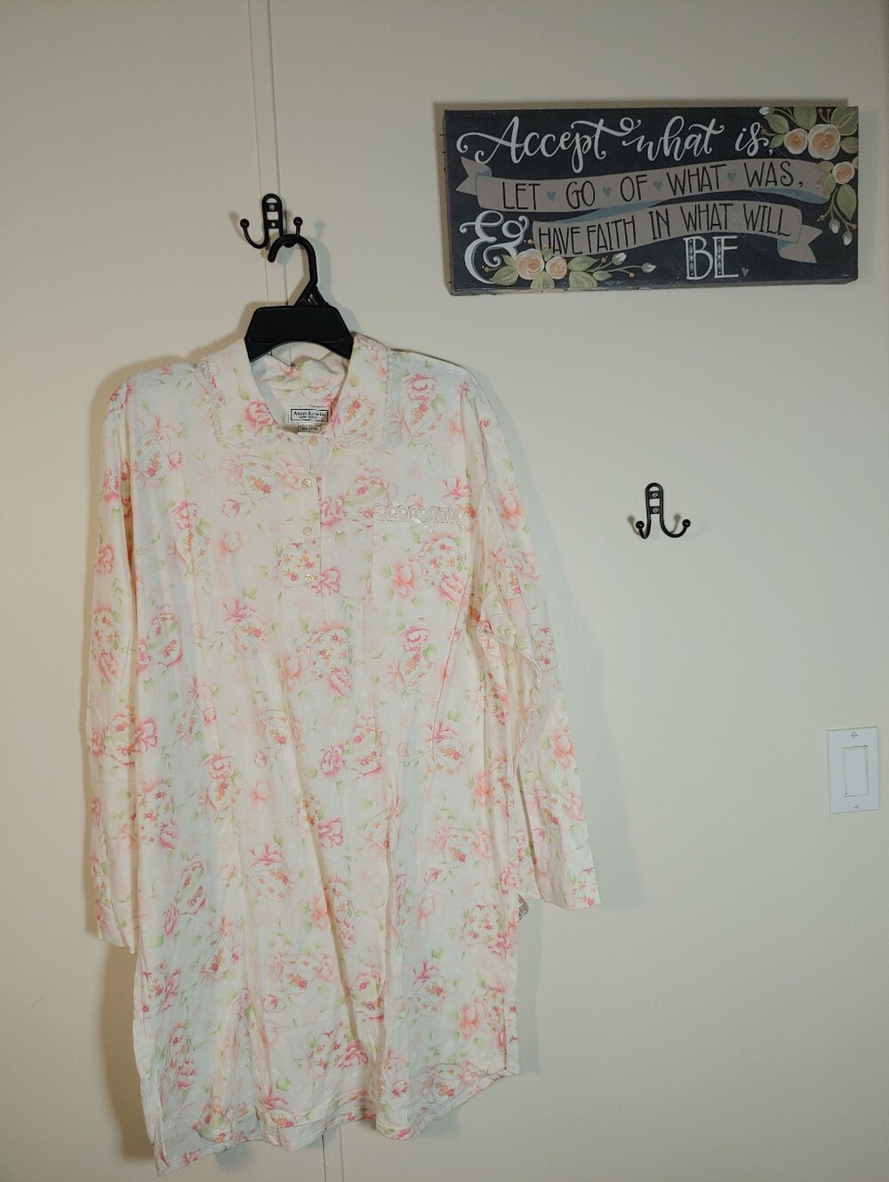 NWT Anne Lewin Large Feminine And Girly Cream With Floral Long Sleeve Nightshirt